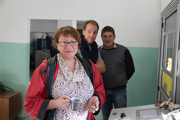 Раннее утро. Лужский абразивный завод. Испытательная лаборатория. В станок с самого утра зарядили круг 3M Cubitron II, и он режет уже больше часа. Развлекаемся тем, что делаем ставки - хватит этого круга на 300 резов, или нет