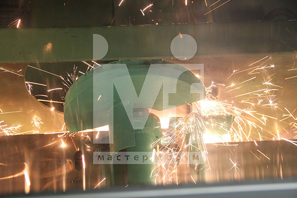 Лаборатория 'Лужского абразивного завода' оборудована автоматическими испытательными стендами, рез осуществляется в закрытой зоне