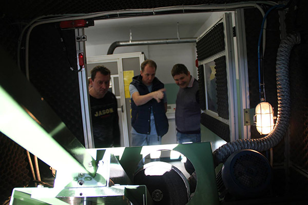 Лаборатория 'Лужского абразивного завода' оборудована автоматическими испытательными стендами, рез осуществляется в закрытой зоне