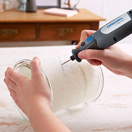 Встроенный литий-ионный аккумулятор на 43% легче и меньше обычных аналогов. Впрочем, одной зарядки, как правило, хватает даже на большой проект 'сделай сам'. Если же работа настолько масштабна, что Dremel Micro потребуется подзарядка, инструмент сам вовремя подскажет об этом, сменив зеленый индикатор на желтый, а затем на красный