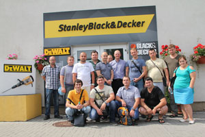 Корпорация StanleyBlack&Decker не только завоёвывает сердца потребителей качеством самого инструмента, гибкой ценовой политикой и уникальными акциями, но и повышает лояльность партнёров как своим индивидуальным подходом к каждому дилеру, так и обширной программой развития отношений, включающей разнообразные мероприятия. Так, компания пригласила менеджеров своих стратегических партнёров по бренду DeWALT, а также представителей строительных организаций России и Украины в увлекательную поездку в Чехию на несколько дней