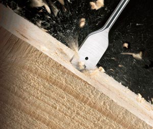 Перьевое сверло по дереву в действии