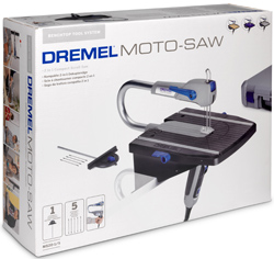 Новый лобзик Dremel Moto-Saw продается по цене 119,99 евро в ударопрочном литом футляре для хранения в комплекте с двумя универсальными пильными полотнами, двумя пильными полотнами для мягких пород дерева и пильным полотном по металлу, набором параллельных направляющих