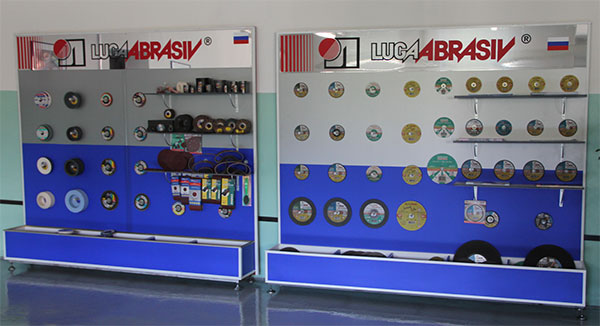 Стенд с образцами продукции «Лужского абразивного завода»