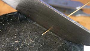 Стоит несколько раз прокатить ножом проволоку по шайбе, и получается аккуратно развальцованная шляпка гвоздя. 